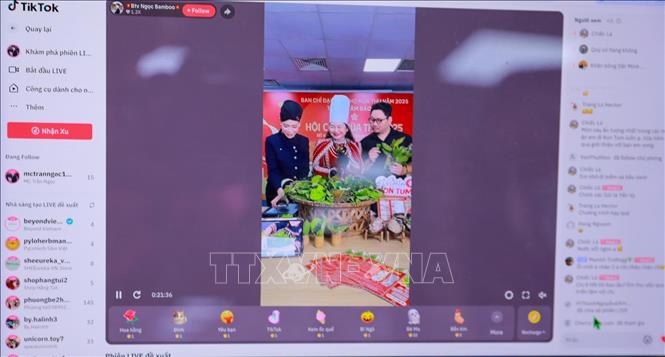 Phiên bán hàng trực tuyến các sản phẩm của Hội chợ mùa Thu 2025 trên các nền tảng số ngày 30/10. Ảnh: Khánh Hoà - TTXVN