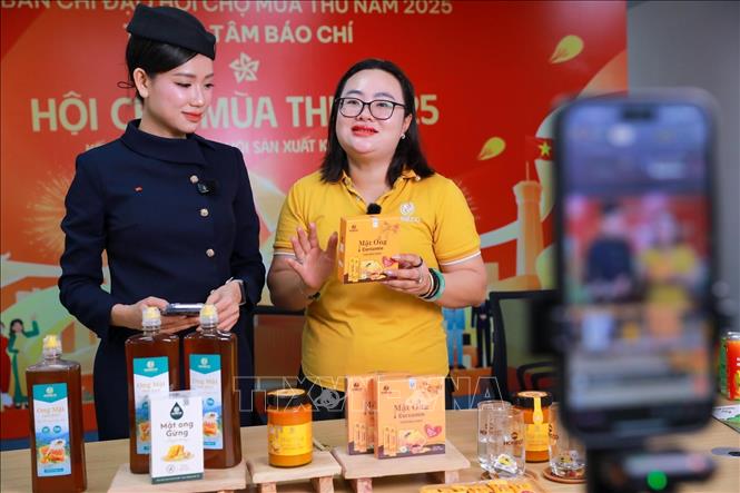 Phiên bán hàng trực tuyến các sản phẩm của Hội chợ mùa Thu 2025 trên các nền tảng số ngày 30/10. Ảnh: Khánh Hoà - TTXVN