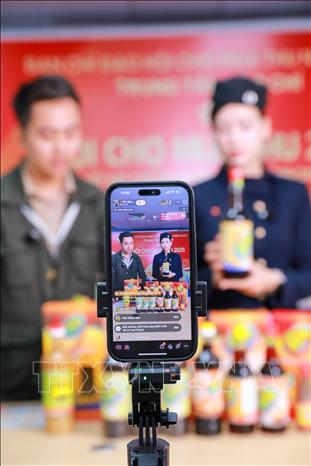 Phiên bán hàng trực tuyến các sản phẩm của Hội chợ mùa Thu 2025 trên các nền tảng số ngày 30/10. Ảnh: Khánh Hoà - TTXVN