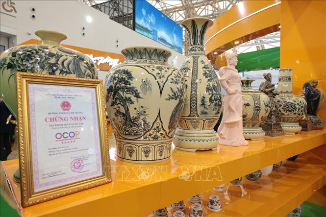 Những sản phẩm Ocop 5 sao của gốm Chu Đậu. Ảnh: Trần Việt - TTXVN 