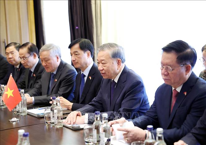 Tổng Bí thư Tô Lâm và thành viên đoàn Việt Nam tại cuộc gặp nguyên Thủ tướng Anh Tony Blair. Ảnh: Thống Nhất – TTXVN