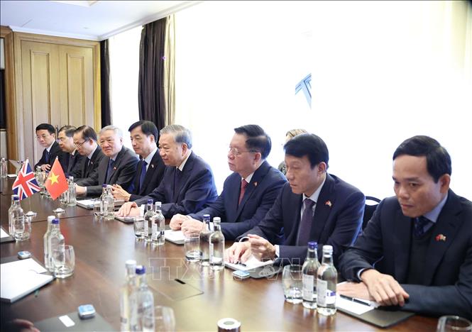 Tổng Bí thư Tô Lâm và thành viên đoàn Việt Nam tại cuộc gặp nguyên Thủ tướng Anh Tony Blair. Ảnh: Thống Nhất – TTXVN