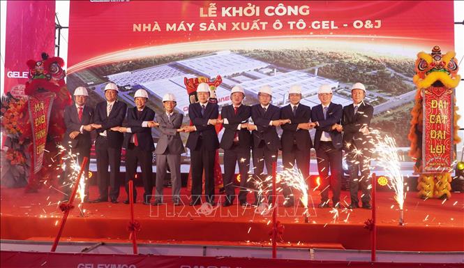 Lãnh đạo Tỉnh ủy, HĐND, UBND tỉnh Hưng Yên, xã Hưng Phú và Đại diện Tập đoàn Geleximco, Tập đoàn Chery (Trung Quốc), Công ty Cổ phần ô tô GEL-O&J thực hiện nghi thức khởi công Dự án nhà máy sản xuất ôtô GEL-O&J. Ảnh: Nguyễn Công Hải - TTXVN