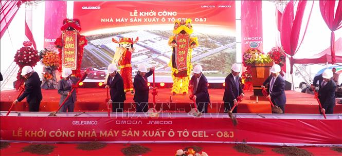 Lãnh đạo Tỉnh ủy, HĐND, UBND tỉnh Hưng Yên, xã Hưng Phú và Đại diện Tập đoàn Geleximco, Tập đoàn Chery (Trung Quốc), Công ty Cổ phần ô tô GEL-O&J thực hiện nghi thức khởi công Dự án nhà máy sản xuất ô tô GEL-O&J. Ảnh: Nguyễn Công Hải - TTXVN