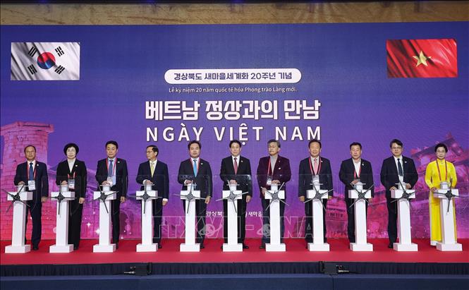 Chủ tịch nước Lương Cường cùng các đại biểu nhấn nút khởi động biểu tượng Hợp tác hữu nghị hướng tới tương lai. Ảnh: Lâm Khánh – TTXVN