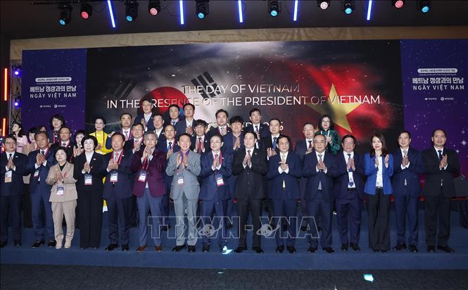 Chủ tịch nước Lương Cường với các đại biểu dự chương trình “Ngày Việt Nam”. Ảnh: Lâm Khánh – TTXVN