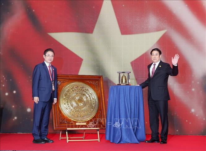 Chủ tịch nước Lương Cường và Thống đốc Lee Cheol-woo trao đổi tặng phẩm là phiên bản mặt trống đồng Đông Sơn của Việt Nam và phiên bản chuông cổ thời đại Silla của Hàn Quốc. Ảnh: Lâm Khánh – TTXVN