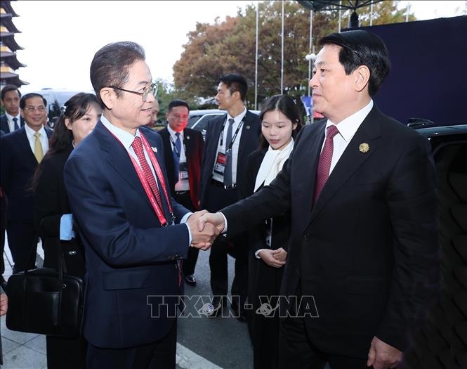 Thống đốc tỉnh Gyeongsangbuk Lee Cheol-woo đón Chủ tịch nước Lương Cường dự chương trình “Ngày Việt Nam”. Ảnh: Lâm Khánh – TTXVN
