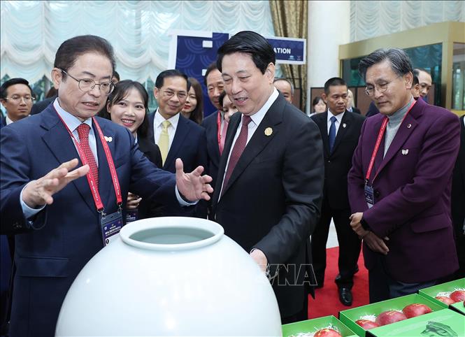 Thống đốc tỉnh Gyeongsangbuk Lee Cheol-woo giới thiệu với Chủ tịch nước Lương Cường về những tặng phẩm. Ảnh: Lâm Khánh – TTXVN