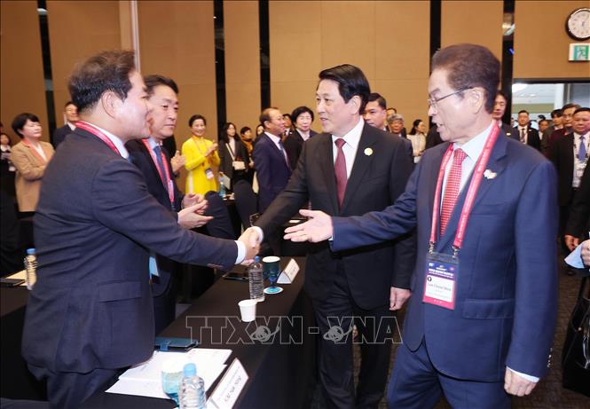 Chủ tịch nước Lương Cường với các đại biểu dự chương trình “Ngày Việt Nam”. Ảnh: Lâm Khánh – TTXVN