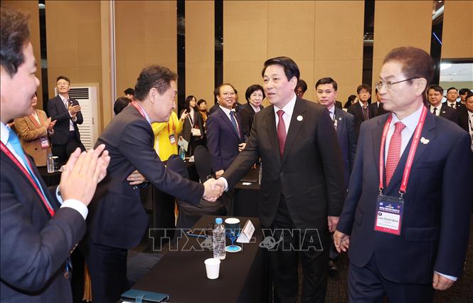 Chủ tịch nước Lương Cường với các đại biểu dự chương trình “Ngày Việt Nam”. Ảnh: Lâm Khánh – TTXVN