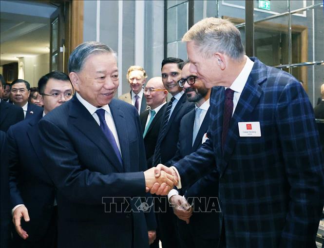 Tổng Bí thư Tô Lâm với đại biểu tham dự Toạ đàm doanh nghiệp Việt Nam – Anh quốc. Ảnh: Thống Nhất – TTXVN

