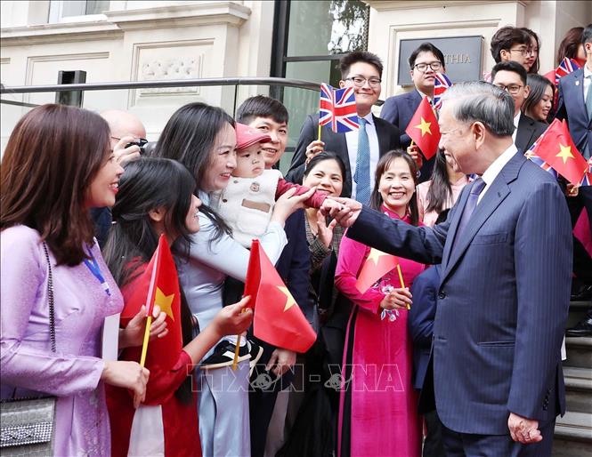 Vietnamese community in the UK sees Party General Secretary To Lam and his spouse off. VNA Photo: Thống Nhất