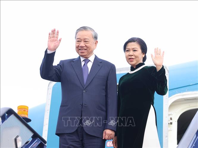 General Secretary of the Communist Party of Vietnam Central Committee To Lam and his spouse left London for Hanoi, successfully wrapping up their three-day official visit to the UK. VNA Photo: Thống Nhất