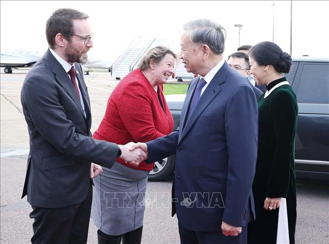 UK Ambassador to Vietnam Iain Frew  sees Party General Secretary To Lam and his spouse off. VNA Photo: Thống Nhất 