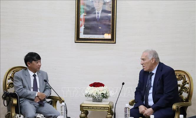 Bộ trưởng Bộ Cựu chiến binh và Người có công Algeria, ông Abdelmalek Tacherift, trao đổi với Phó Tổng biên tập Tạp chí Cộng sản, PGS-TS Nguyễn Ngọc Hà. Ảnh: Mạnh Hùng – PV TTXVN tại Algeria