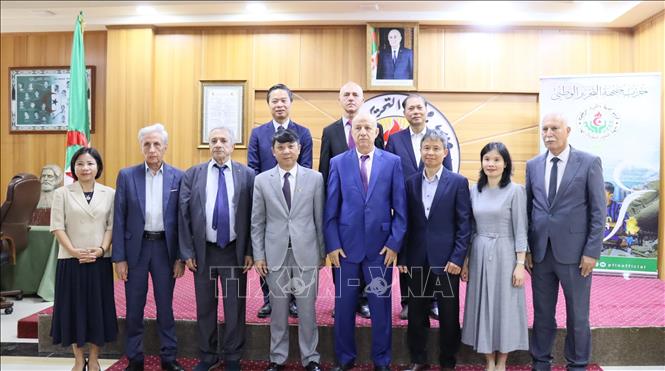 Quan chức Đảng Mặt trận Giải phóng Dân tộc Algeria chụp ảnh lưu niệm với Đoàn công tác của Tạp chí Cộng sản. Mạnh Hùng – PV TTXVN tại Algeria