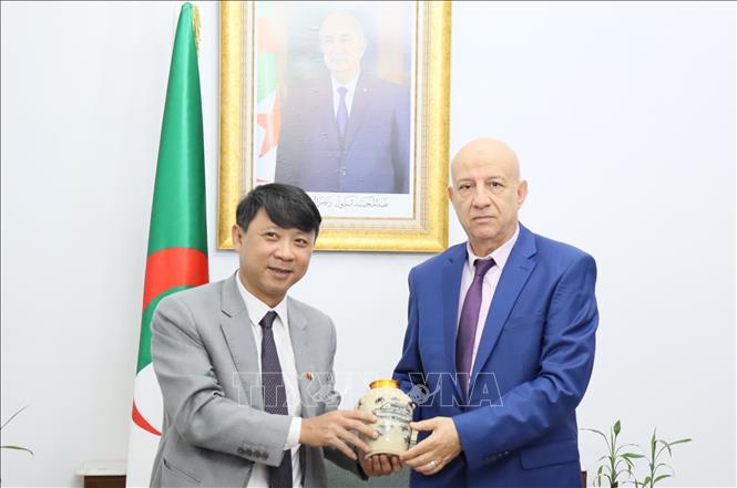 Phó Tổng biên tập Tạp chí Cộng sản PGS-TS Nguyễn Ngọc Hà tặng quà lưu niệm cho Tổng Bí thư Đảng Mặt trận Giải phóng Dân tộc Algeria. Ảnh: Mạnh Hùng – PV TTXVN tại Algeria