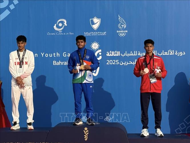 VĐV Lâm Minh Gia Huy (áo đỏ) giành huy chương Đồng hạng 60kg nam, môn Vật bãi biển tại Đại hội thể thao trẻ châu Á lần thứ 3 (AYG3) diễn ra tại Bahrain. Ảnh: TTXVN phát