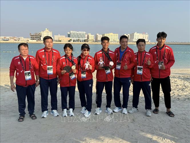 Ban huấn luyện và các VĐV môn Vật bãi biển của Việt Nam tham dự Đại hội thể thao trẻ châu Á lần thứ 3 (AYG3) diễn ra tại Bahrain. Ảnh: TTXVN phát