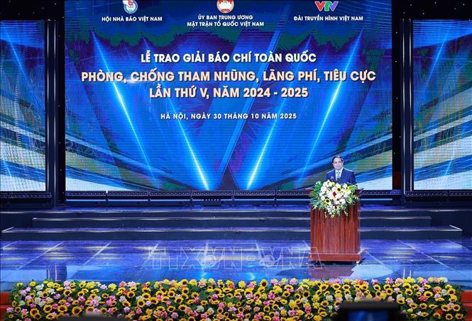 Prime Minister Pham Minh Chinh speaks at the 5th National Press Award Ceremony. VNA Photo: Dương Giang