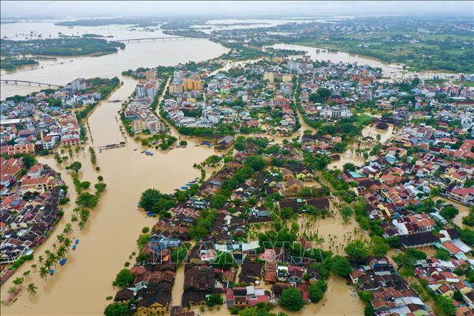 Dòng sông Hoài đổi màu nước vàng của lũ và phù sa. Ảnh: Trần Lê Lâm - TTXVN