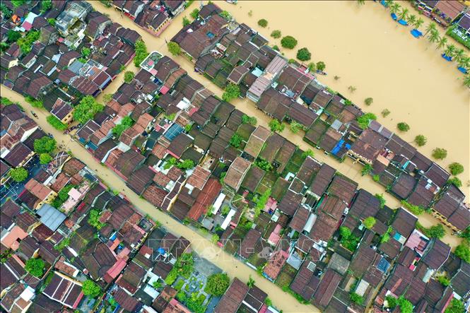 Phố cổ đẹp lạ trong sắc màu của nước lũ và những mái rêu phong. Ảnh: Trần Lê Lâm - TTXVN