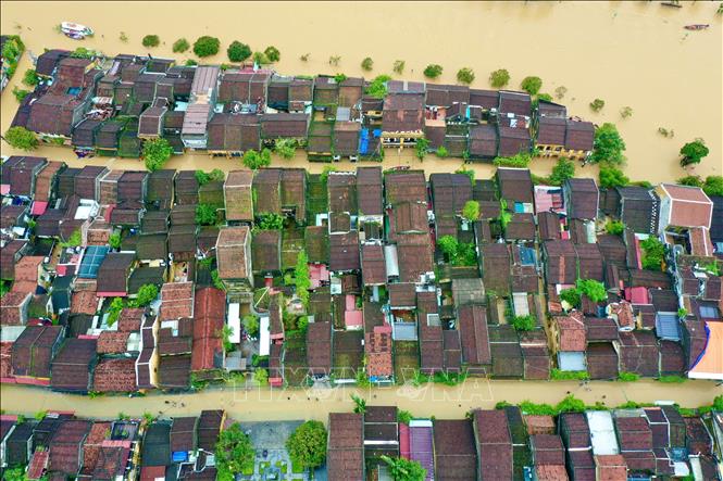 Những tuyến đường giao thông đường bộ trong phố cổ Hội An giờ ngập chìm trong nước lũ. Ảnh: Trần Lê Lâm - TTXVN