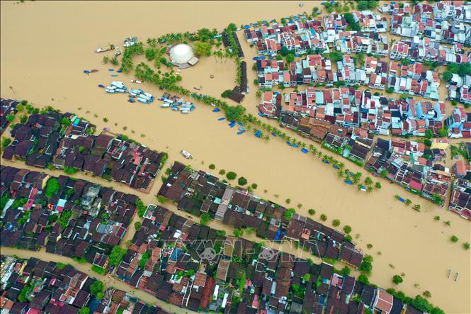 Khu nhà cổ và khu phố du lịch Hội An ngập trong nước lũ. Ảnh: Trần Lê Lâm - TTXVN