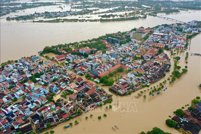 Nước lũ đổ về bao vây các khu dân cư ở Hội An. Ảnh: Trần Lê Lâm - TTXVN