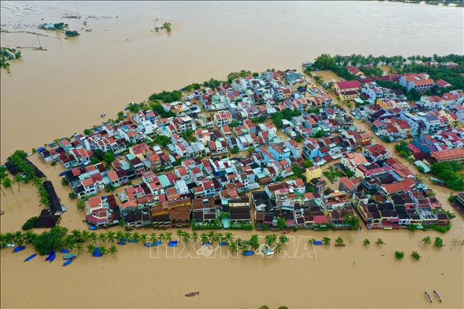 Khu phố du lịch Hội An bị nước lũ bao vây cô lập. Ảnh: Trần Lê Lâm - TTXVN 