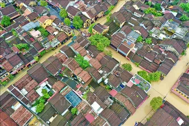 Các tuyến phố ven sông Hoài ở Phố cổ Hội An ngập trong nước. Ảnh: Trần Lê Lâm - TTXVN