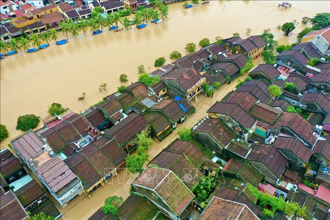 Phố cổ Hội An ngập trong nhưng vẫn mang vẻ đẹp hoài cổ và mạnh mẽ giữa dòng nước lũ. Ảnh: Trần Lê Lâm - TTXVN