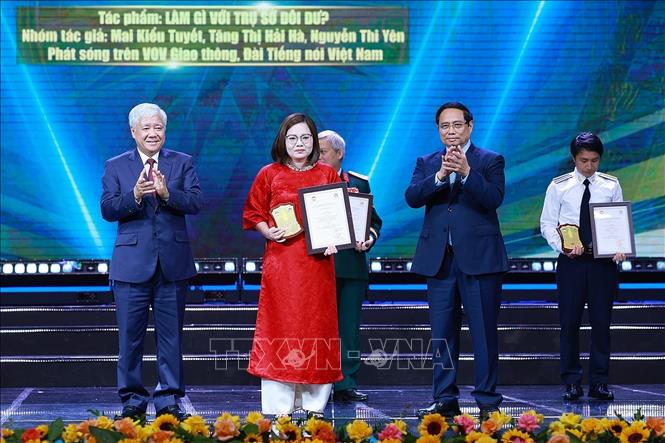 Prime Minister Pham Minh Chinh and Chairman of the Vietnam Fatherland Front Central Committee Do Van Chien present the A Prize to the representative of the author group for the work 