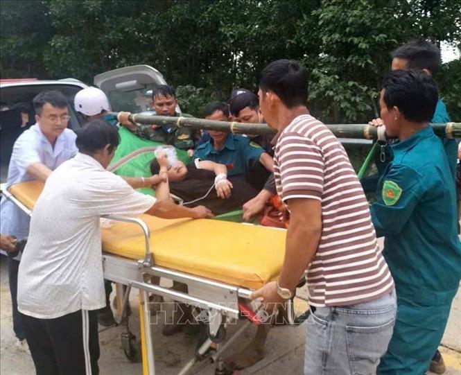 Sản phụ được khiếng từ vùng cô lập đến cơ sở y tế. Ảnh: TTXVN phát