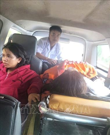 Đưa sản phụ từ vùng bị cô lập xã Sơn Tây đến cơ sở y tế. Ảnh: TTXVN phát