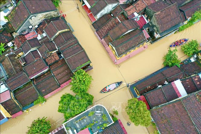 Nước lũ làm ngập các tuyến phố Hội An. Ảnh: Trần Lê Lâm - TTXVN