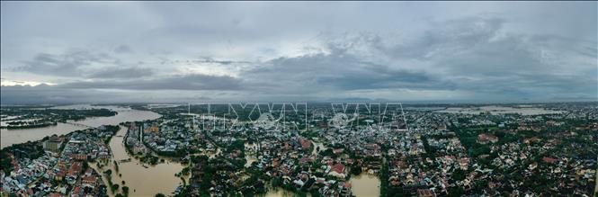 Hội An kiên cường trong mưa lũ. Ảnh: Trần Lê Lâm - TTXVN