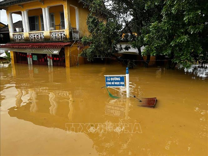 Cột chỉ tên các tuyến phố cổ Hội An chỉ nhô lên được bảng tên đường. Ảnh: Trần Lê Lâm - TTXVN