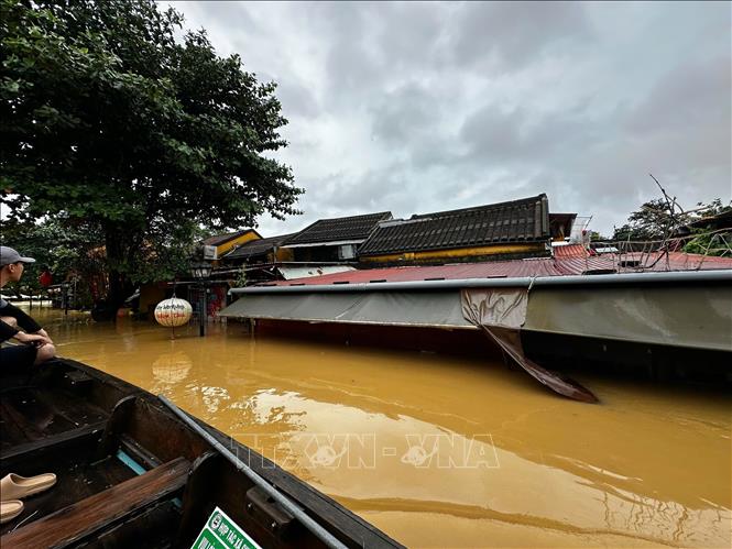 Nước lũ đổ về ngập sát các mái nhà phố cổ Hội An. Ảnh: Trần Lê Lâm - TTXVN