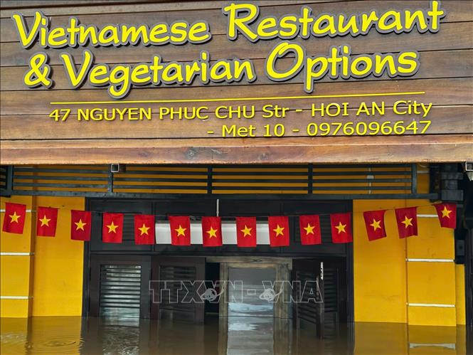 Nước ngập gần lút cửa ra vào của một nhà hàng ở phố cổ Hội An. Ảnh: Trần Lê Lâm - TTXVN