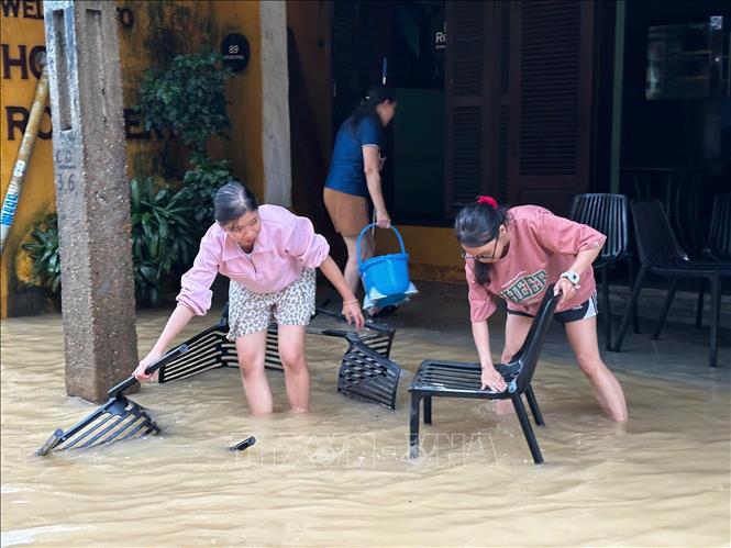 Việc người dân Hội An tranh thủ dọn dẹp nhà cửa theo con nước lũ rút là một nét độc đáo của mùa mưa lũ nơi đây đã giúp người dân tự lực, sớm ổn định lại cuộc sống hằng ngày. Ảnh: Trần Lê Lâm - TTXVN