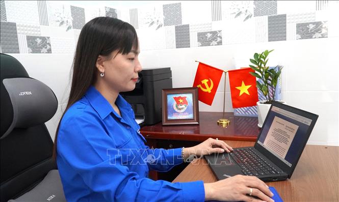 Chị Nguyễn Thị Trúc Phương, Phó Chủ tịch Ủy ban MTTQ Việt Nam, Bí thư Đoàn Thanh niên Đặc khu Kiên Hải đóng góp ý kiến vào dự thảo văn kiện trình Đại hội đại biểu toàn quốc lần thứ XIV của Đảng. Ảnh: Văn Sĩ - TTXVN