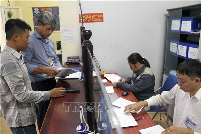 Lực lượng chức năng kiểm tra công tác chống khai thác thủy sản bất hợp pháp, không báo cáo, không theo quy định (IUU) tại cảng cá Ngọc Hải, phường Đồ Sơn, thành phố Hải Phòng. Ảnh: Hoàng Ngọc – TTXVN