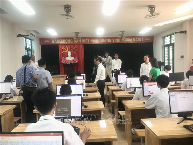 Các đại biểu của thành phố Hải Phòng thăm phòng máy tính tại trường THPT An Dương, thành phố Hải Phòng. Ảnh: Tiến Vĩnh – TTXVN