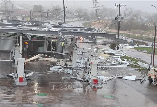 Tính đến ngày 29/10/2025, bão Melissa - cơn bão mạnh kỷ lục quét qua vùng Caribe - đã cướp đi sinh mạng của ít nhất 29 người và khiến nhiều người mất tích tại Haiti, Jamaica và Cuba, trước khi tiếp tục di chuyển về phía Bahamas. Ảnh: Cây xăng bị hư hại do bão Melissa tại Montego Bay, Jamaica. Ảnh: THX/TTXVN