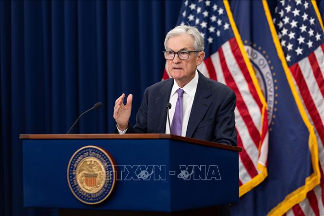 Cục Dự trữ Liên bang Mỹ (FED) ngày 29/10/2025 thông báo cắt giảm lãi suất thêm 0,25 điểm phần trăm, xuống ngưỡng 3,75%-4%. Đây là lần giảm thứ hai liên tiếp trong năm 2025 nhằm ứng phó với các rủi ro gia tăng trên thị trường lao động, trong bối cảnh nội bộ cơ quan này ngày càng chia rẽ về định hướng chính sách. Ảnh: Chủ tịch FED Jerome Powell phát biểu họp báo. Ảnh: THX/TTXVN