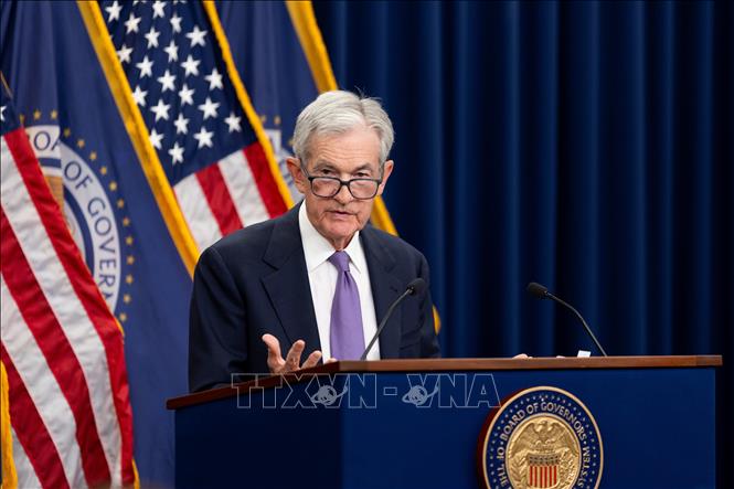 Cục Dự trữ Liên bang Mỹ (FED) ngày 29/10/2025 thông báo cắt giảm lãi suất thêm 0,25 điểm phần trăm, xuống ngưỡng 3,75%-4%. Đây là lần giảm thứ hai liên tiếp trong năm 2025 nhằm ứng phó với các rủi ro gia tăng trên thị trường lao động, trong bối cảnh nội bộ cơ quan này ngày càng chia rẽ về định hướng chính sách. Ảnh: Chủ tịch FED Jerome Powell phát biểu họp báo. Ảnh: THX/TTXVN