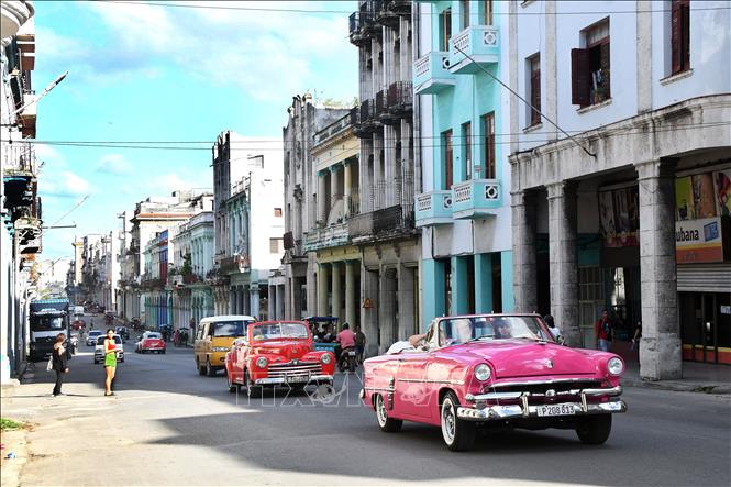 Ngày 29/10/2025, với 165 phiếu thuận, 7 phiếu chống và 12 phiếu trắng, Đại hội đồng Liên hợp quốc (ĐHĐ LHQ) đã thông qua Nghị quyết do Cuba đệ trình, có tên “Sự cần thiết phải chấm dứt lệnh cấm vận kinh tế, thương mại và tài chính do Mỹ áp đặt đối với Cuba”. Ảnh: Quang cảnh đường phố ở La Habana, Cuba. Ảnh: THX/TTXVN