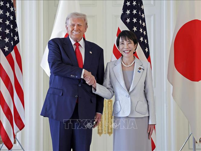 Ngày 28/10/2025, tại hội nghị thượng đỉnh Nhật Bản-Mỹ ở Tokyo, Thủ tướng Nhật Bản Sanae Takaichi và Tổng thống Mỹ Donald Trump cam kết sẽ tăng cường hợp tác trong lĩnh vực quốc phòng và kinh tế. Thủ tướng Takaichi tuyên bố sẽ cùng ông Trump xây dựng một “kỷ nguyên vàng” mới cho liên minh Nhật - Mỹ, đồng thời khẳng định mối quan hệ song phương này hiện nay là “liên minh vĩ đại nhất thế giới”. Ảnh: Kyodo/TTXVN